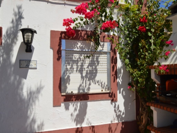 Renovated 2-bedroom villa 300 meters from the beach to rent