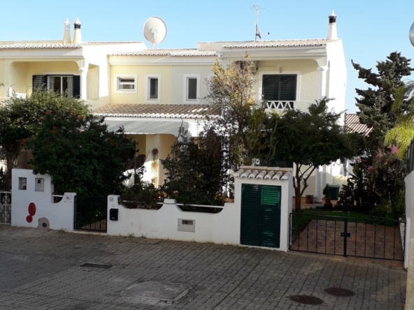 Contemporary 3-bedroom semi-detached townhouse to rent